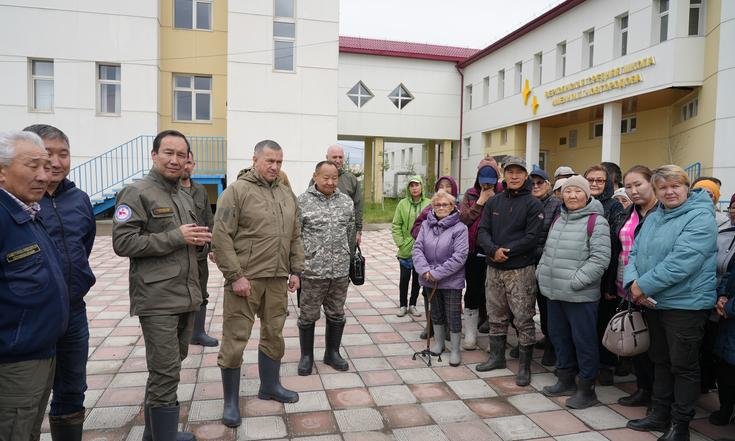 Юрий Трутнев совершил облёт подтопленного Верхоянского района в Якутии и встретился с пострадавшими от паводка жителями