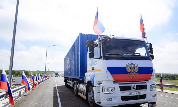 Россия и Китай открыли грузовое движение по международному автомобильному мосту через реку Амур