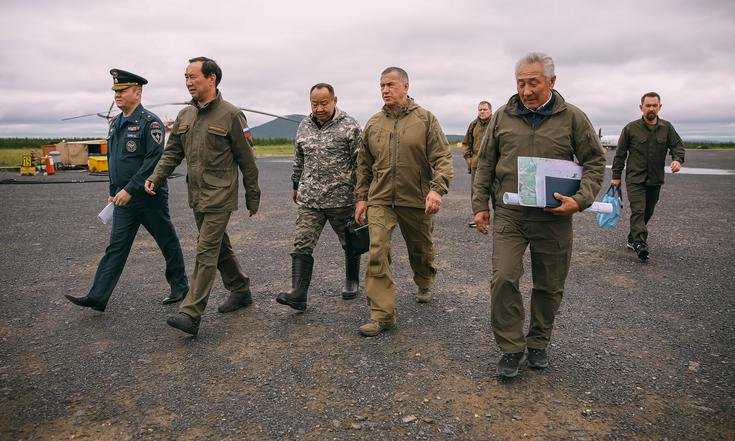 Юрий Трутнев совершил облёт подтопленного Верхоянского района в Якутии и встретился с пострадавшими от паводка жителями