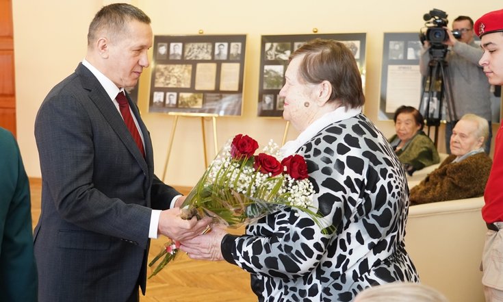 В Магадане Юрий Трутнев вручил ветеранам юбилейные медали