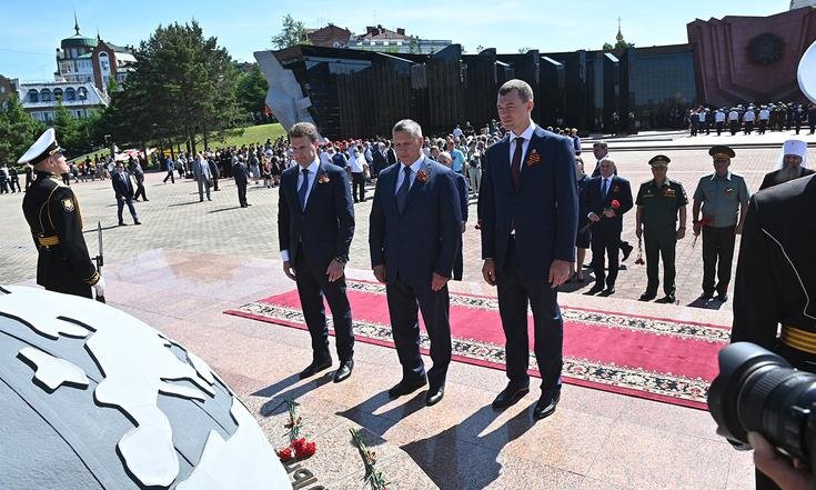 Юрий Трутнев возложил венок к мемориалу «Вечный огонь»