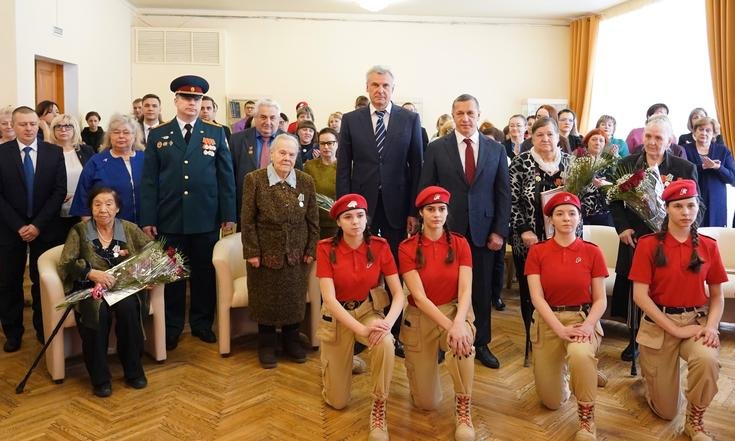 В Магадане Юрий Трутнев вручил ветеранам юбилейные медали