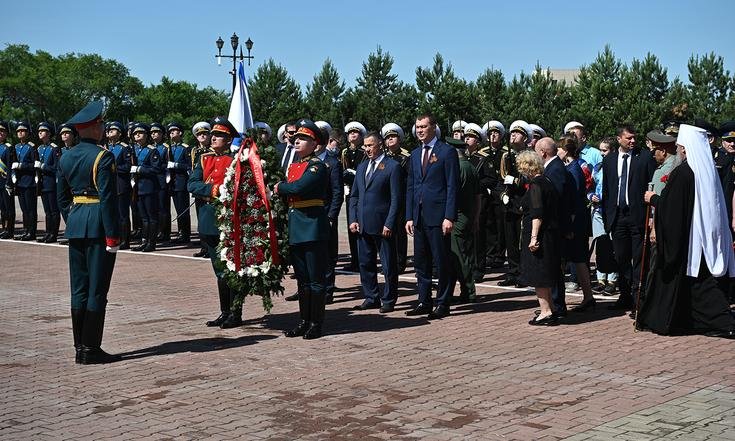 Юрий Трутнев возложил венок к мемориалу «Вечный огонь»