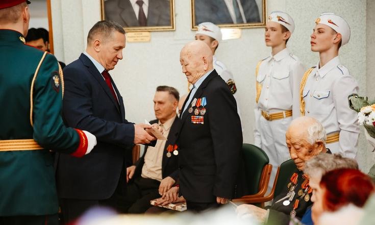В Улан-Удэ Юрий Трутнев вручил ветеранам юбилейные медали