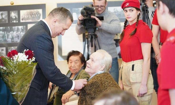 В Магадане Юрий Трутнев вручил ветеранам юбилейные медали