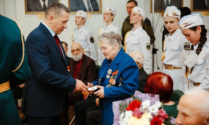 В Улан-Удэ Юрий Трутнев вручил ветеранам юбилейные медали